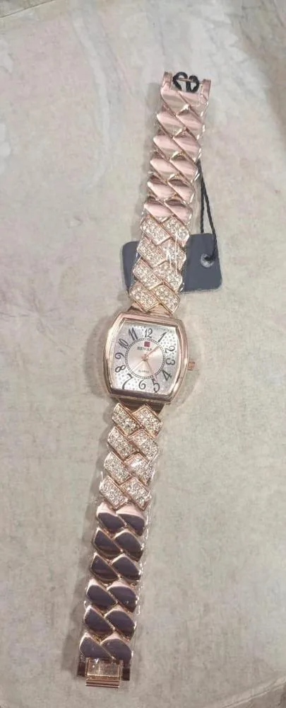 Women Rose Gold Diamond Watch · Stylish Fashion 4